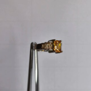 Anillo con piedras amarillas