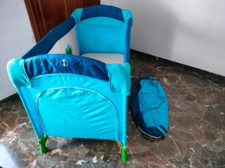 Cuna de viaje azul con dibujos