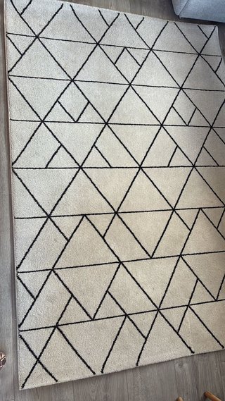 Alfombra rombos beige y negra