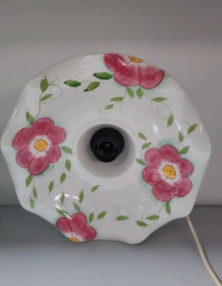 Lampadario in ceramica con fiori rosa