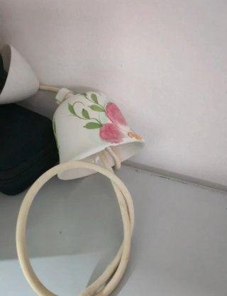 Lampadario in ceramica con fiori rosa