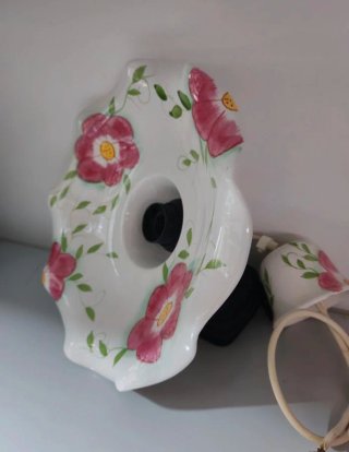 Lampadario in ceramica con fiori rosa