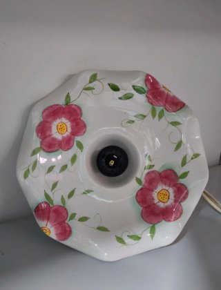 Lampadario in ceramica con fiori rosa