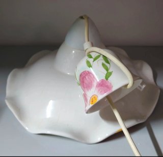 Lampadario in ceramica con fiori rosa