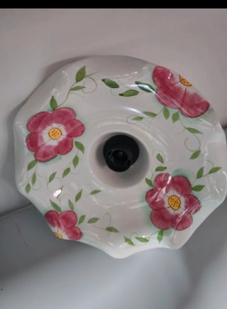 Lampadario in ceramica con fiori rosa