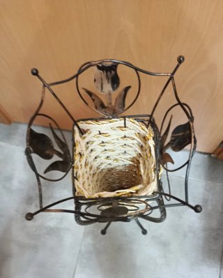 Antiguo paragüero/florero metal y mimbre