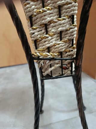 Antiguo paragüero/florero metal y mimbre