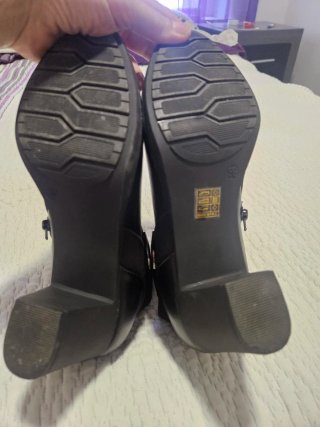 Botines negros con hebilla