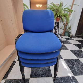 Sillas de oficina apilables azules