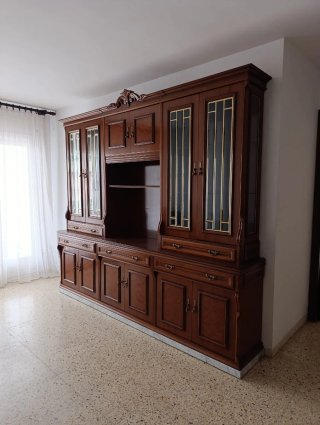 Mueble de comedor madera y cristal