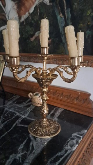 Candelabro de metal dorado
