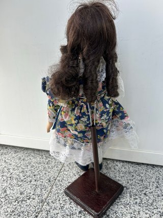 Muñeca de porcelana antigua floral