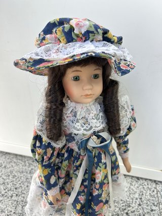 Muñeca de porcelana antigua floral