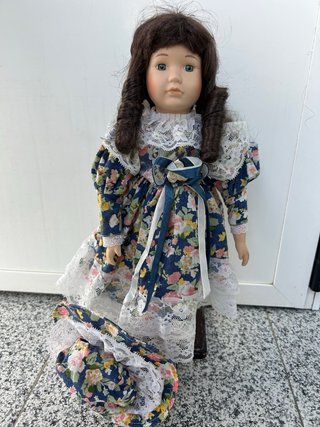 Muñeca de porcelana antigua floral