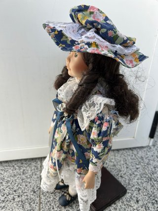 Muñeca de porcelana antigua floral