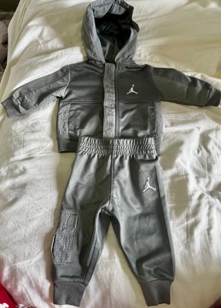Conjunto Jordan gris bebé