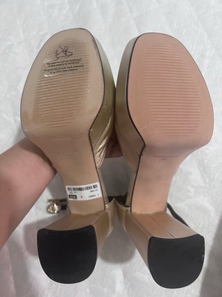 Zapatos dorados tacón con pulsera Marca Shiny