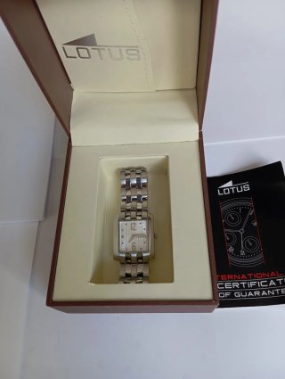 Reloj Lotus Acero Caja Rectangular