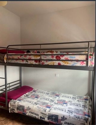 Letto a castello in metallo grigio a due letti