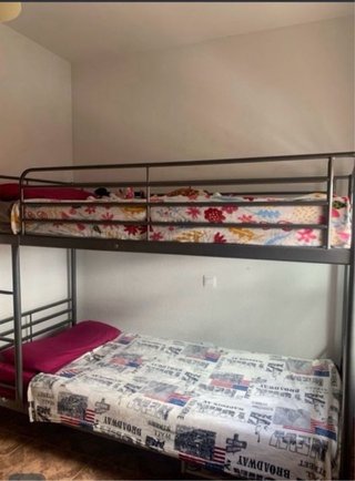 Letto a castello in metallo grigio a due letti