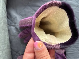 Guantes morados de pelo y tela