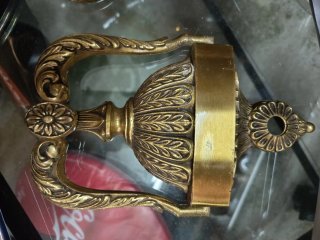 Aldaba de bronce con diseño floral