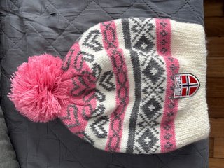 Gorro de lana con pompón y escudo Noruega