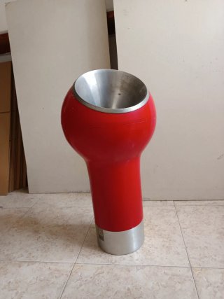 Cenicero pie diseño moderno rojo y plata