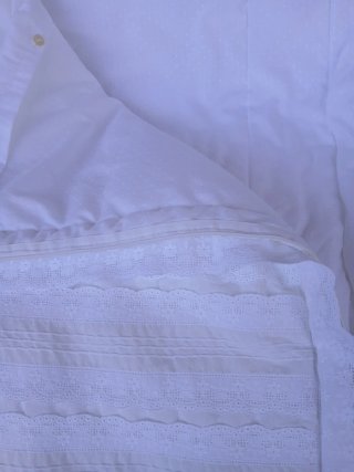 Saco de bebé blanco con encaje