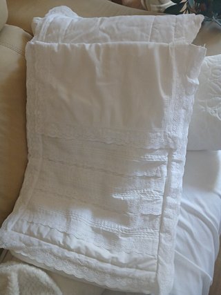 Saco de bebé blanco con encaje