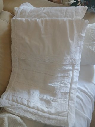 Saco de bebé blanco con encaje