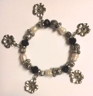 Pulsera perlas y cuentas de cristal negro