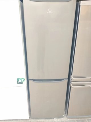 Nevera Indesit plateada