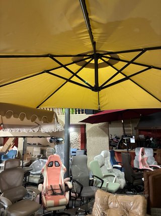 Parasol de jardín beige y negro