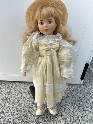 Muñeca de porcelana antigua