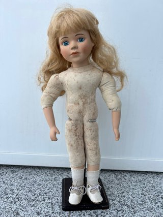 Muñeca de porcelana antigua