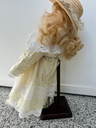 Muñeca de porcelana antigua