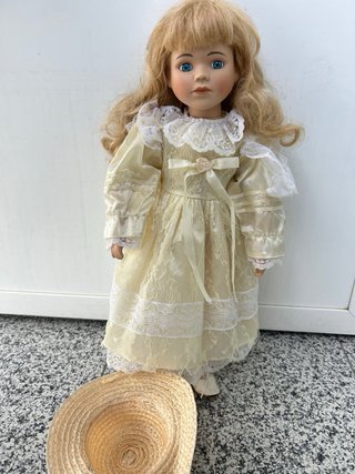 Muñeca de porcelana antigua
