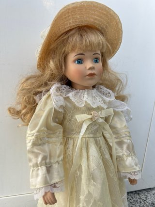 Muñeca de porcelana antigua