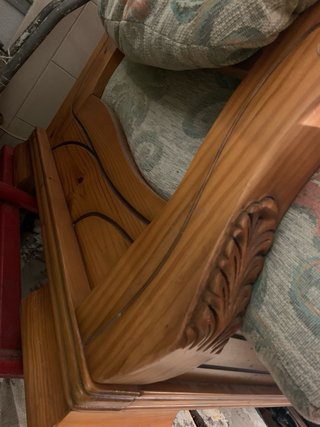 Sofá verde con estructura de madera
