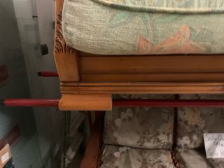 Sofá verde con estructura de madera