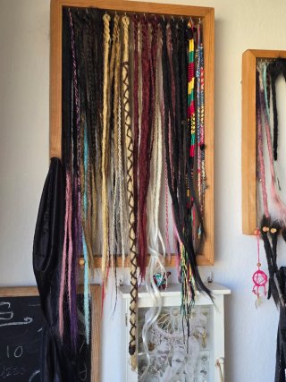 Extensiones de rastas hechas a mano con aguja