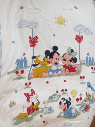 Edredón con chichonera para cuna Disney.