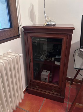 Mueble de madera y cristal