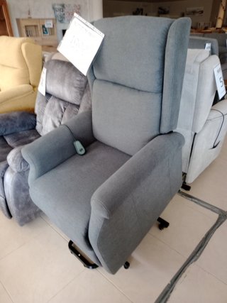 Sillón levanta personas eléctrico gris