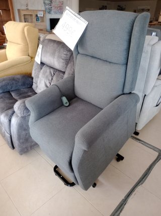 Sillón levanta personas eléctrico gris