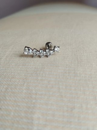 Pendientes plateados con ópalos blancos