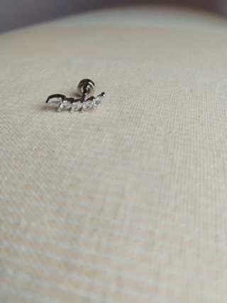 Pendientes plateados con ópalos blancos