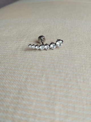Pendientes plateados con ópalos blancos