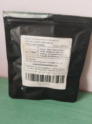 Pendientes plateados con ópalos blancos